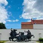 Central In The City Center Еґер